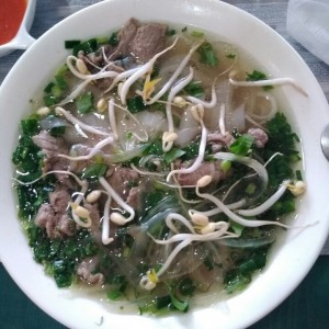 Pho con carne de res bien cocida