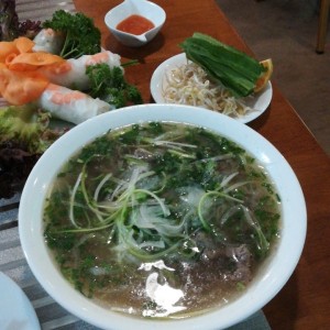 pho de carnes salteadas