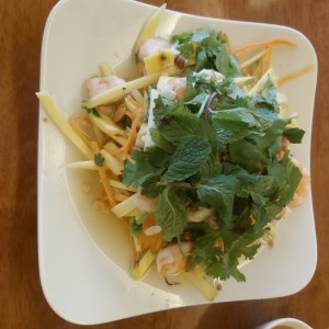 ensalada de mango y camarones