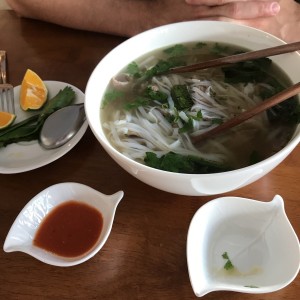 Pho con carne bien cocida sin cebolla