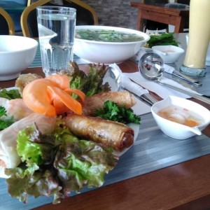 pho de carne y rollitos.