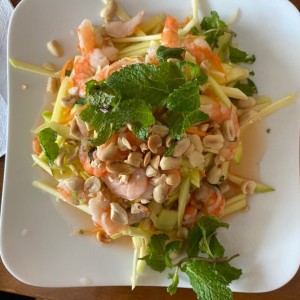 ensalada de mango con camarones