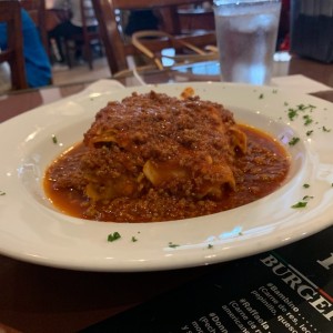 lasagna de carne en salsa roja 