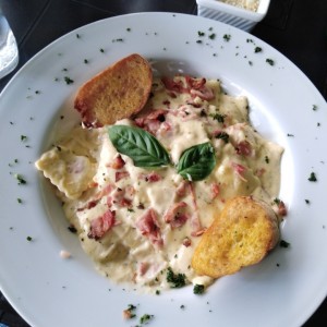 Ravioli en salsa carbonara