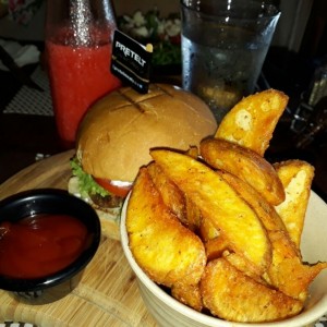 Hamburguesa vegetariana con papas wester y ponche de frutas