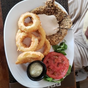 Milanesa de res con aros de cebolla