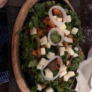 ensalada de berro, tomate y quso feta con cebolla y carne