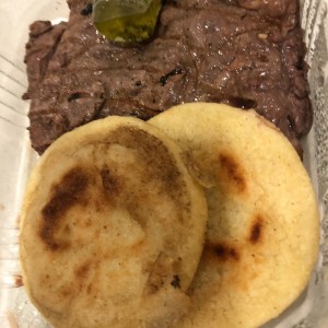 carne a la parrilla con arepas