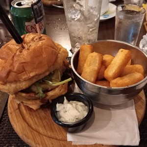 Orly burguer con yucas