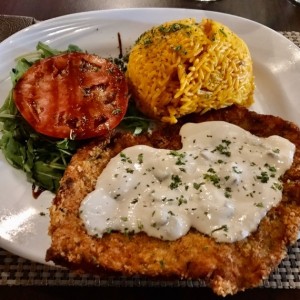 milanesa de pollo con salsa de hongos