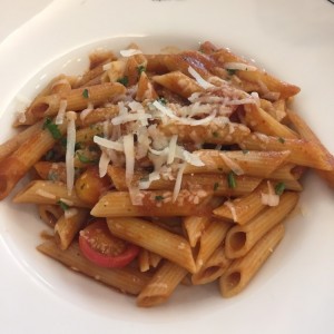 penne con tomate y albahaca