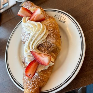 croissant ?relleno? de chessecake y fresas con crema