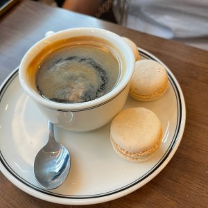 cafe americano con macarons