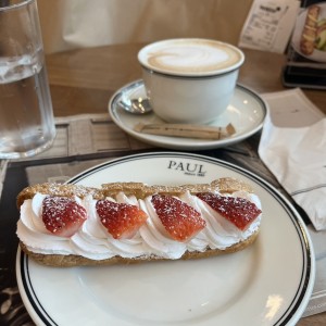 Eclair de fresas y latte