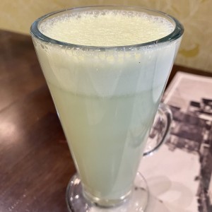 Matcha tea latte con menta