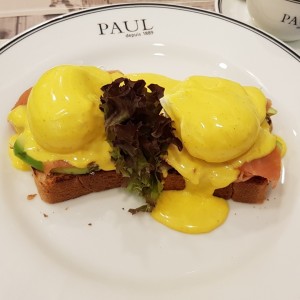 eggs Benedict salmon y aguacate