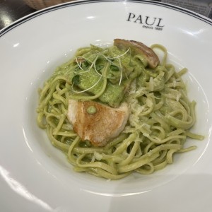 Pollo en pasta de pesto 