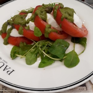 Ensalada de tomate y burrata