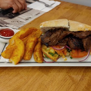 Emparedado de carne asado a la parrilla