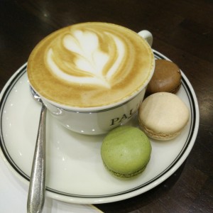 capuccino y macaroon