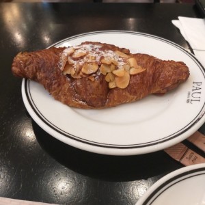 croisant con crema de almendras