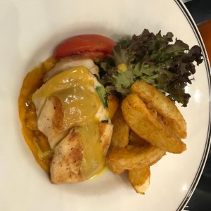 pollo con papas fritas