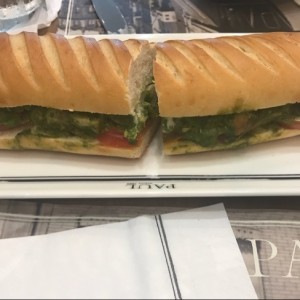 Sandwich con Pollo y Pesto