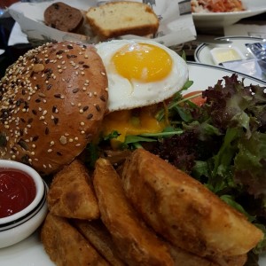 Hamburguesa de Carne con Papas Fritas