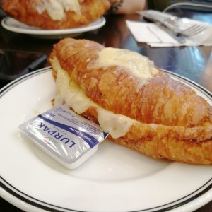 Croissant con queso