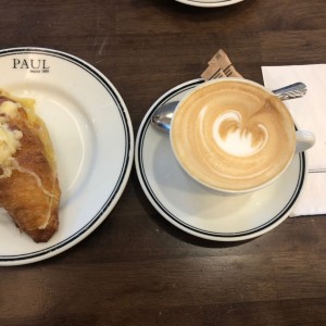 Croissant de queso y capucciono sencillo