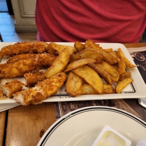 Deditos de Pollo con papas francesas