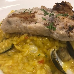 lomo de corbina en arroz con mariscos