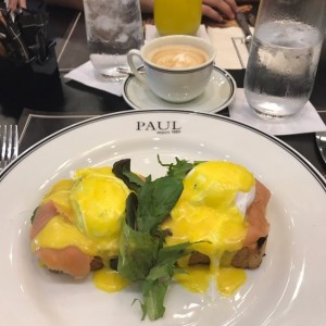 Huevos Benedictos con Salmon