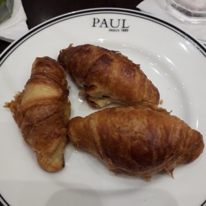 mini croissants (salmon, atun, curry)