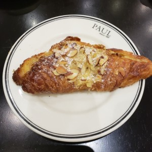 CROISSANT CON ALMENDRAS