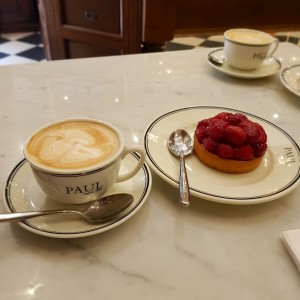 Tartaleta de fresa y Capuccino