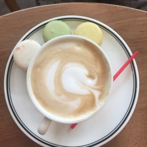 capuccino con macarons