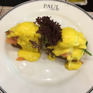 Huevos benedectinos al salmon