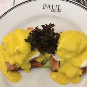 Huevos Benedictinos con salmon ahumado