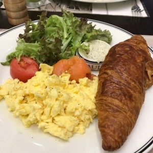 huevos revueltos y croissant