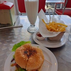 hamburguesa con tocino, papas fritas y malteada de vainilla.