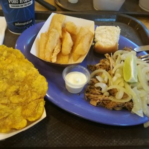 Puerco al Moho con Yucas fritas y Patacones