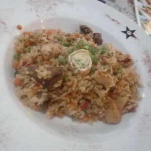 Yakimeshi de pollo y carne