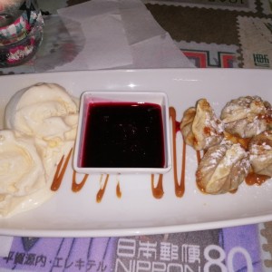 Wanton de Queso y Dulce de Leche con Helado