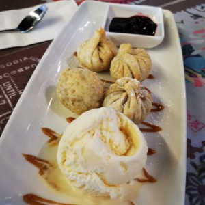 Wontons de queso y dulce de leche con helado