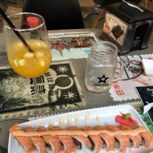 Sushi Japones y sangria de mango