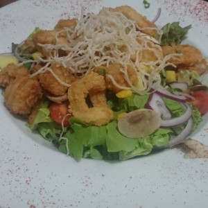 Ensalada con camarones apanados