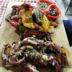 pulpo con vegetales saltiados