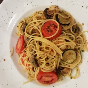 Elodie: Aglio, olio camarones, tomates, hongos y zucchini