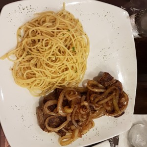 Filete encebollado con spaghetti al olio